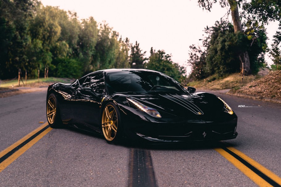 Темный интерьер спальни