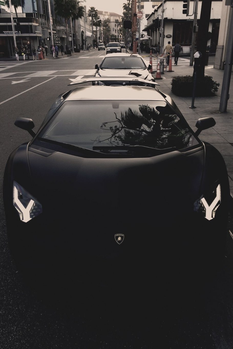 Темный интерьер с картиной