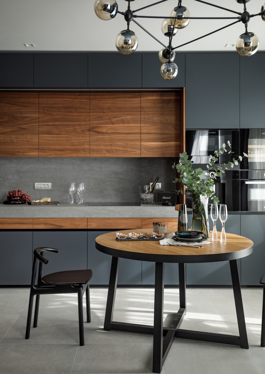 Кухня серая с деревом