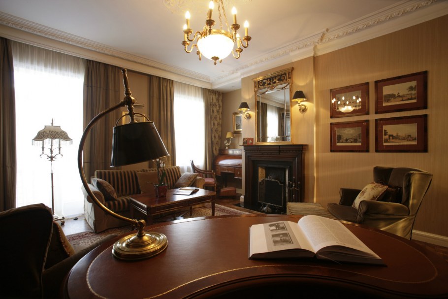 Люстра для кабинета в английском стиле