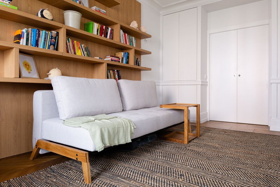 Интерьер дома в скандинавском стиле с библиотекой и камином