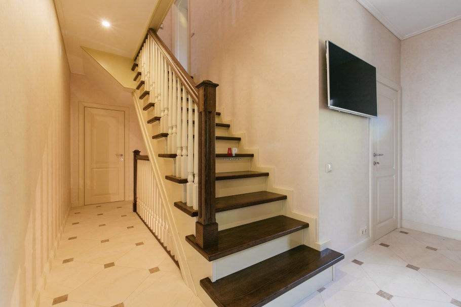 Лестница на второй этаж светлые ступени