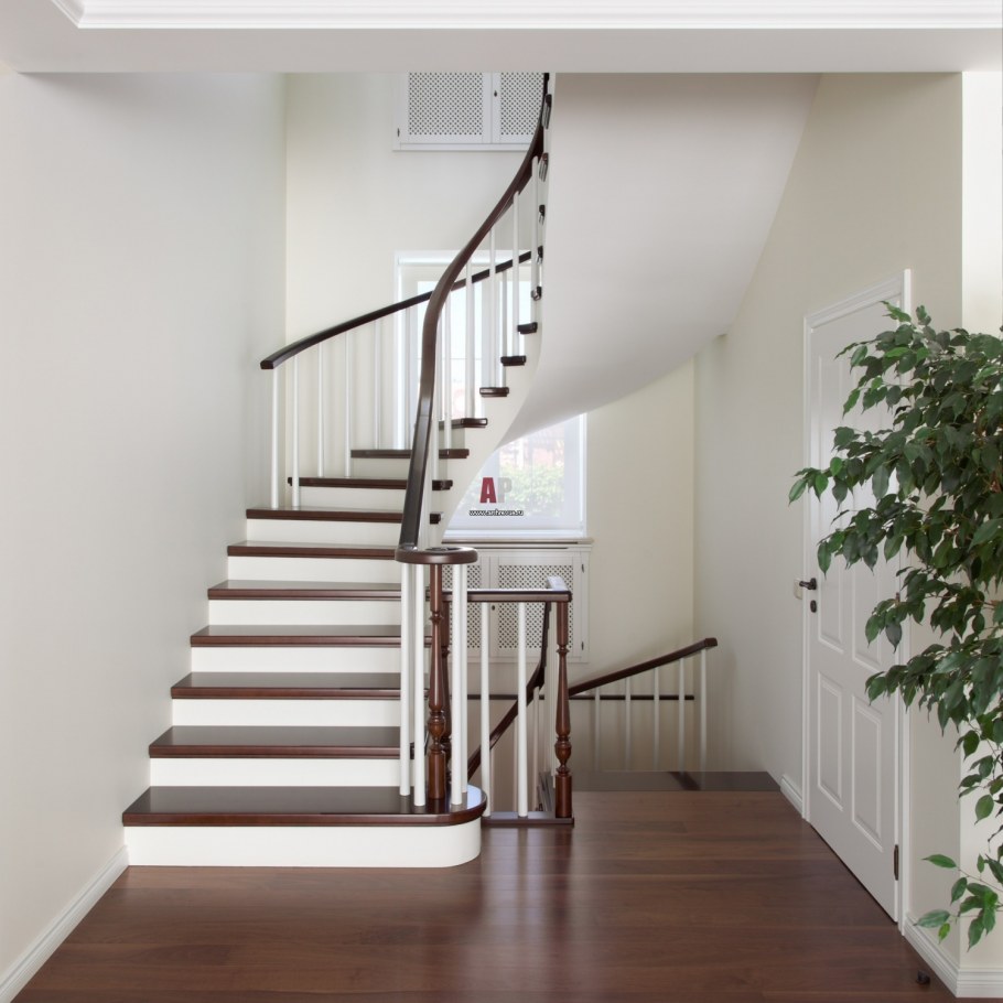 Лестница из массива дерева