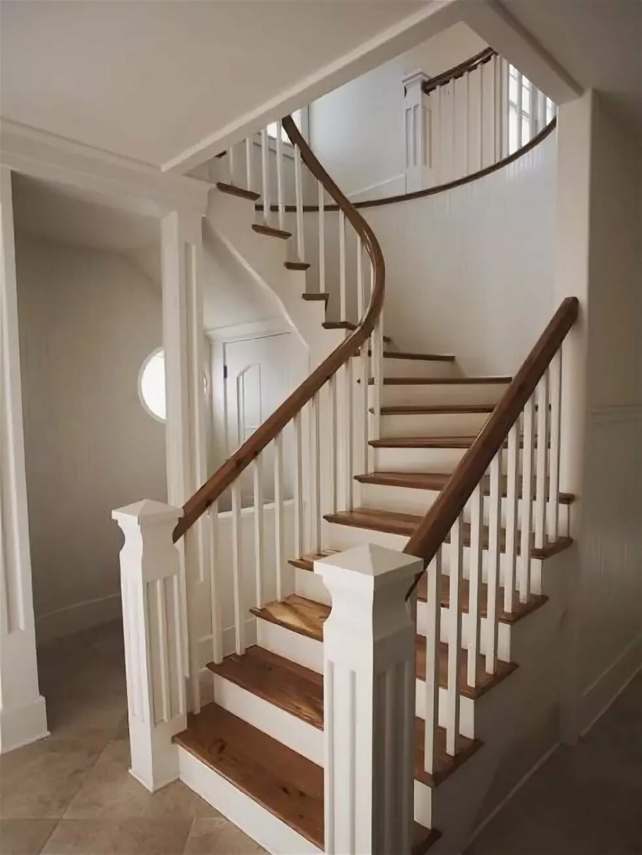 Белая деревянная лестница