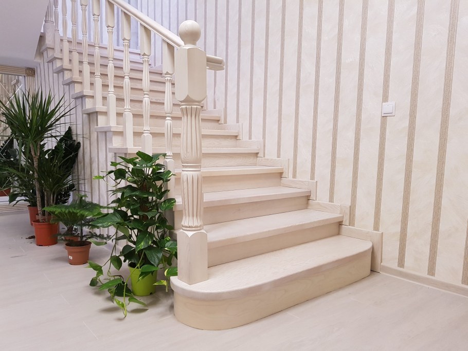 Лестница в светлых тонах