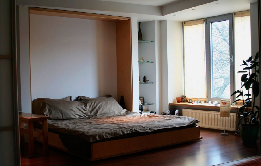 Кровать в стене