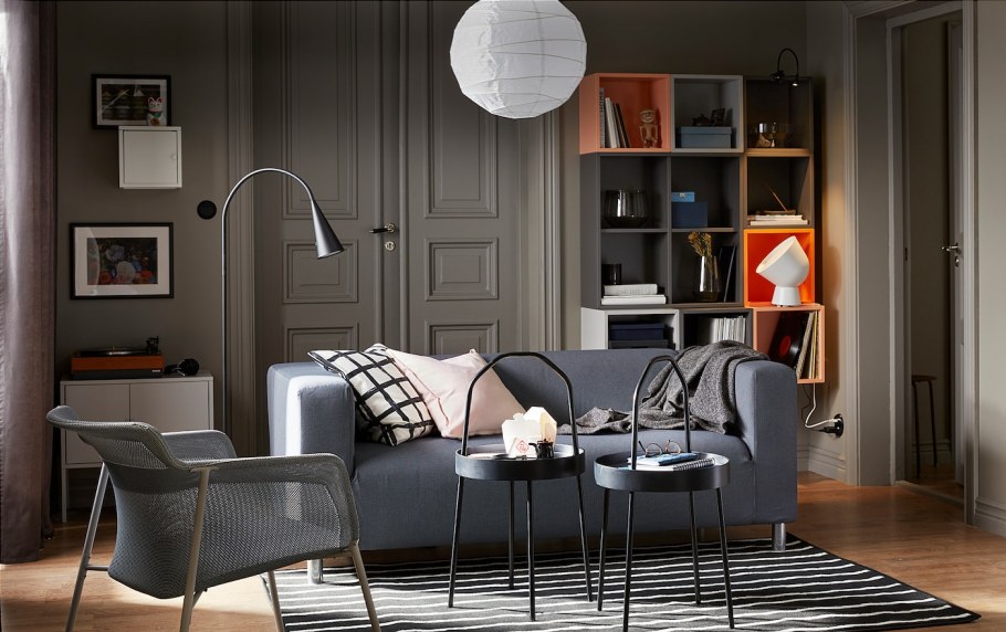 Темная гостиная икеа в интерьере