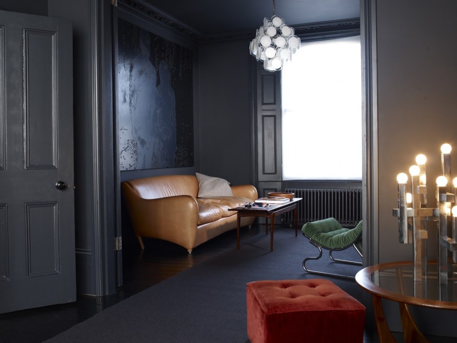 Комната с темными стенами