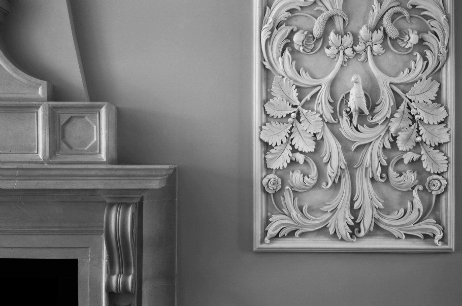 Объемный барельеф на стене