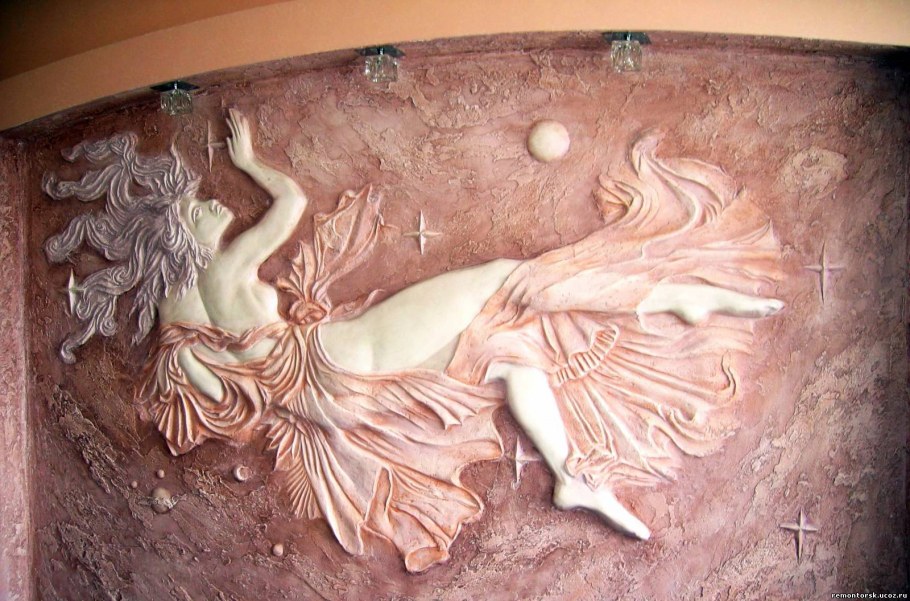 Красивый барельеф на стене