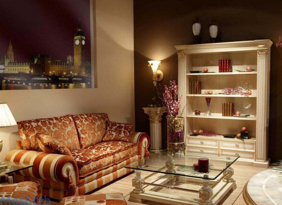 Терракотовый диван и золото в интерьере