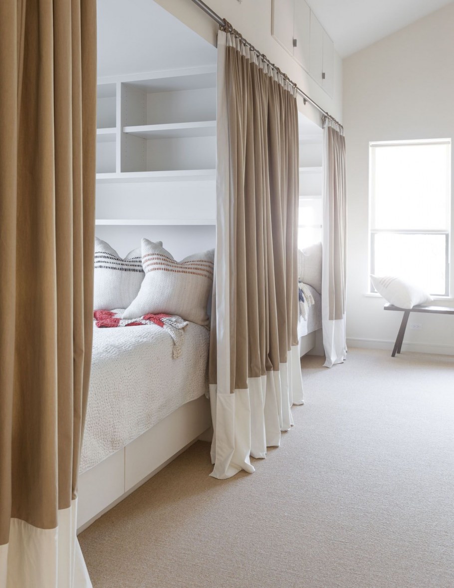 Кровать за шторой