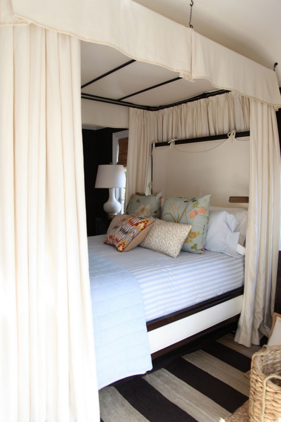 Кровать в нише с занавеской
