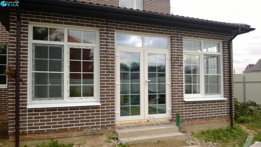 Дом с окнами со шпросами