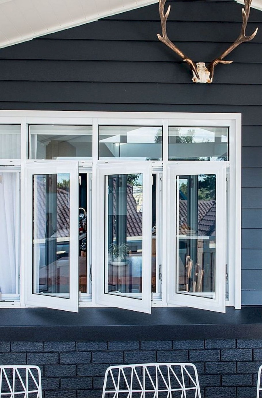 Узкие окна на фасаде