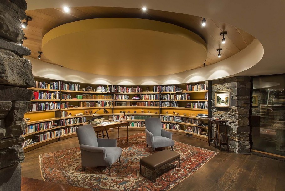 Комната с книжными полками