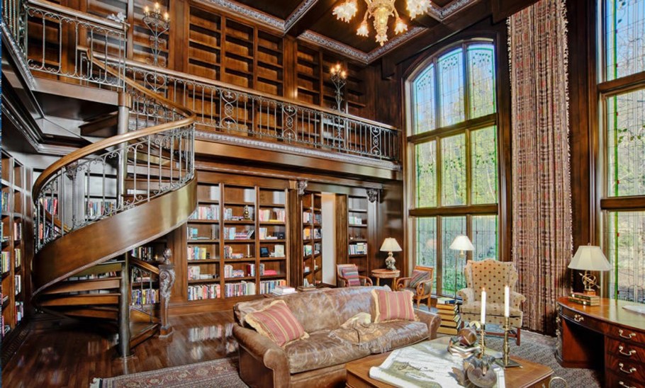 Комната с книжным шкафом