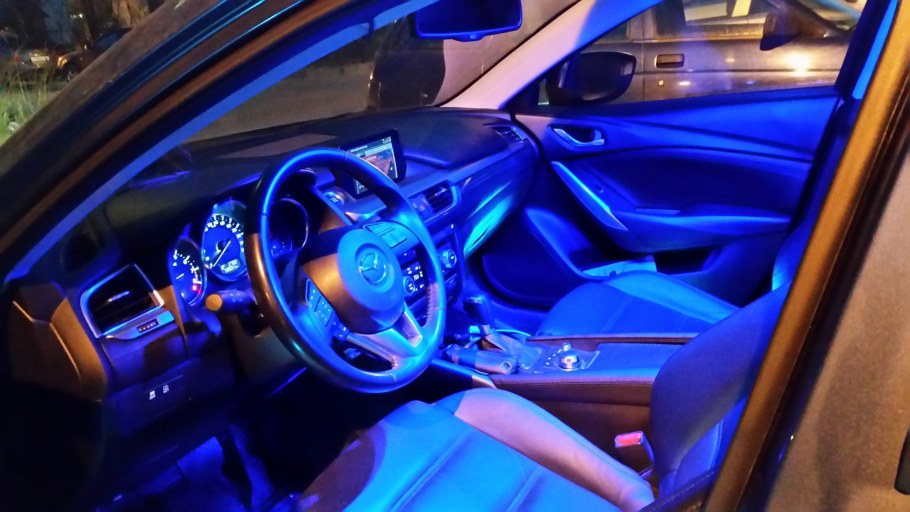 Диван цвета индиго в интерьере