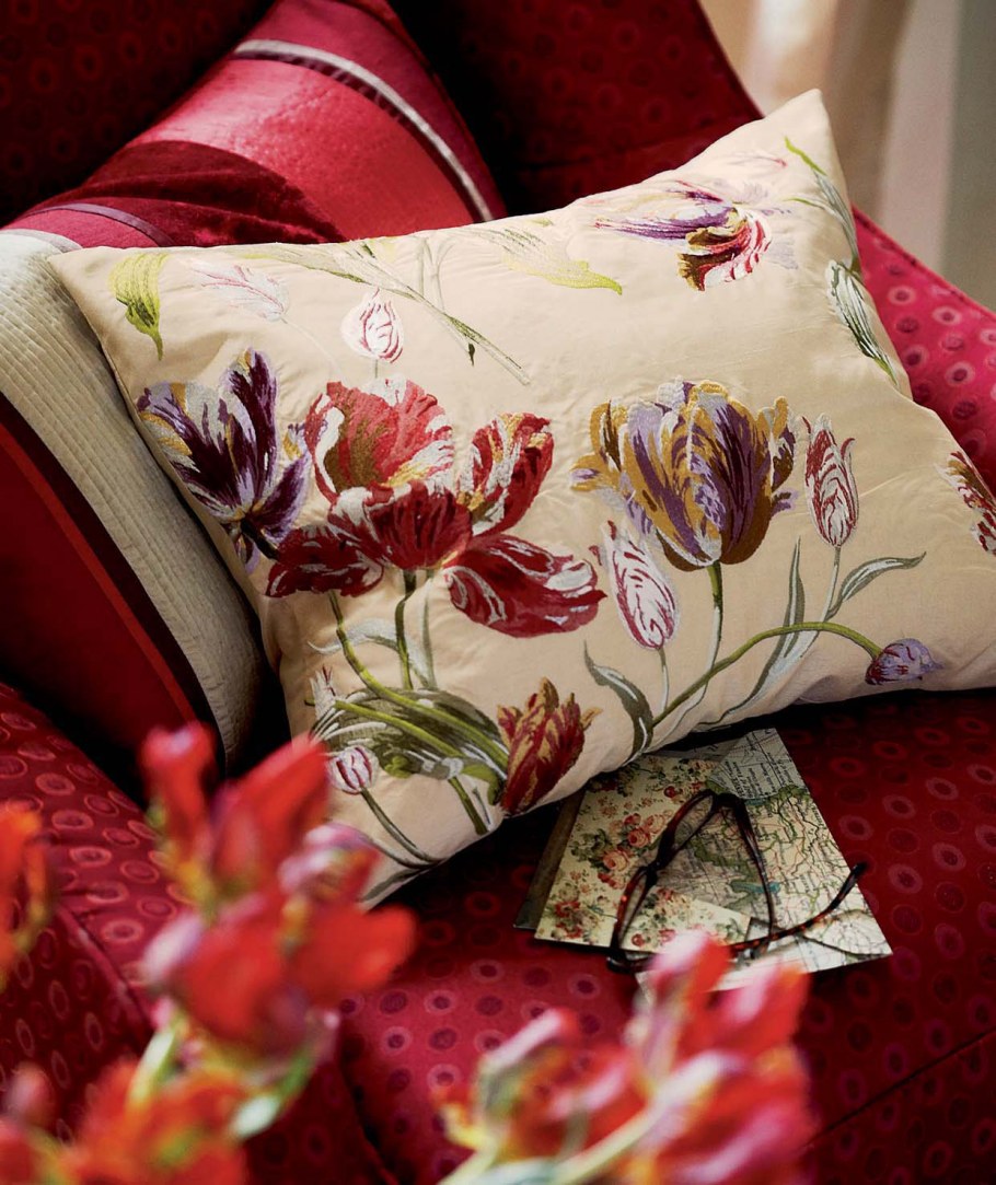 Розовые подушки в интерьере