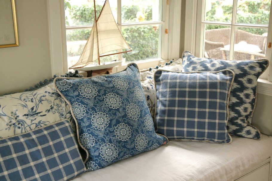Подушки в интерьере английский стиль