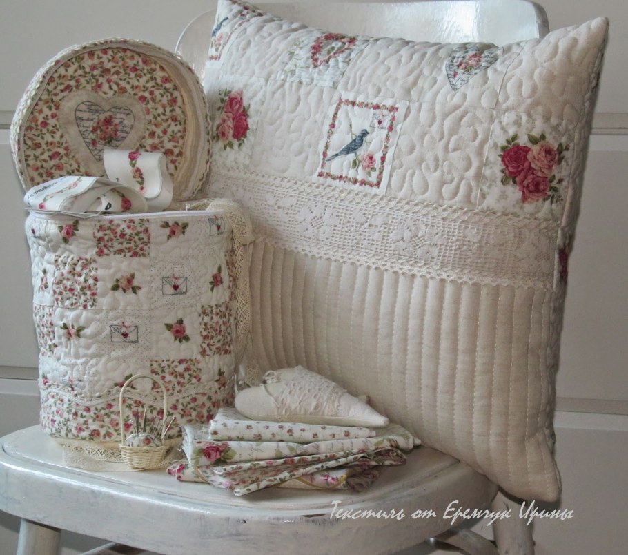 Бордовый ковер в интерьере гостиной