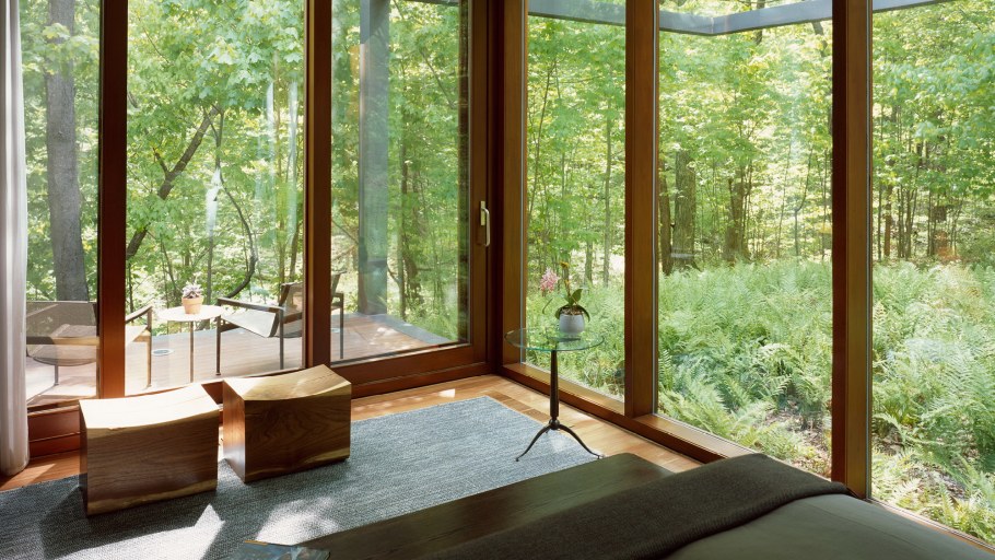 Деревянное окно в лес