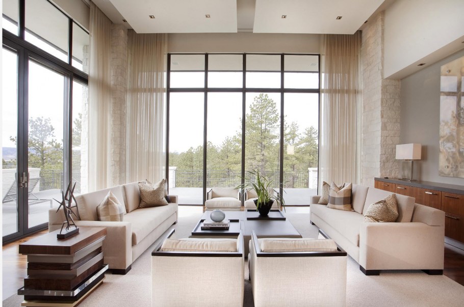 Гостиная с витражными окнами