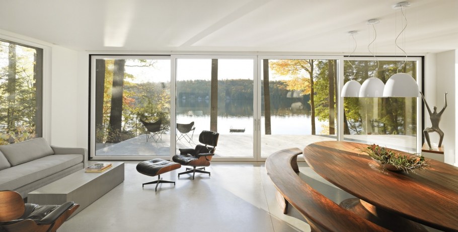 Белый дом с панорамными окнами