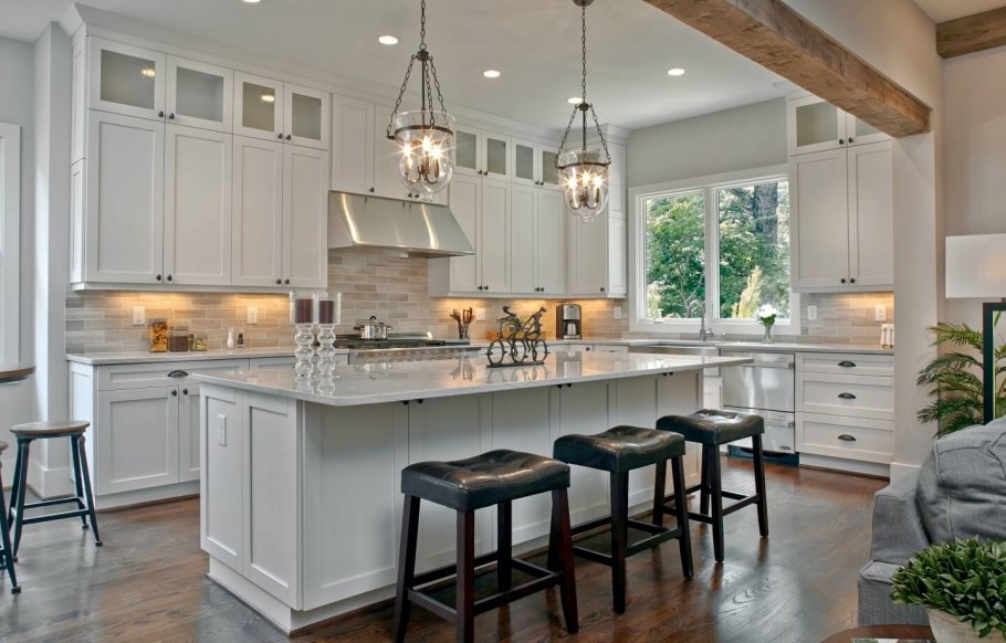 Интерьер кухни с островком