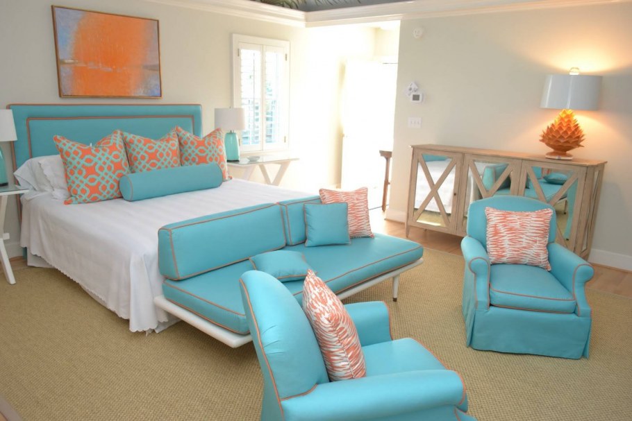 Яркое кресло в интерьере