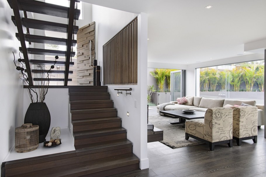 Дом внутри с лестницей