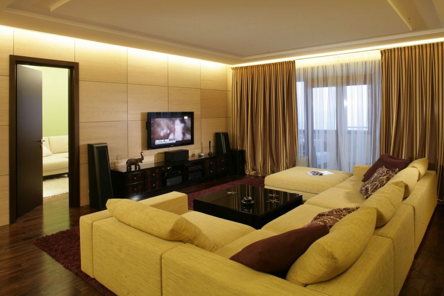 Гостиная с большим диваном