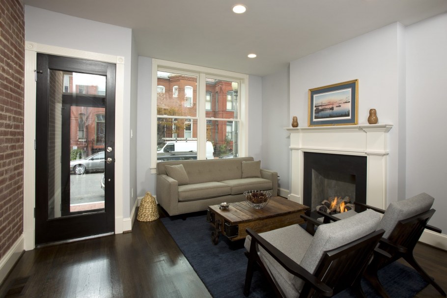 Гостиная проходная с двумя дверьми