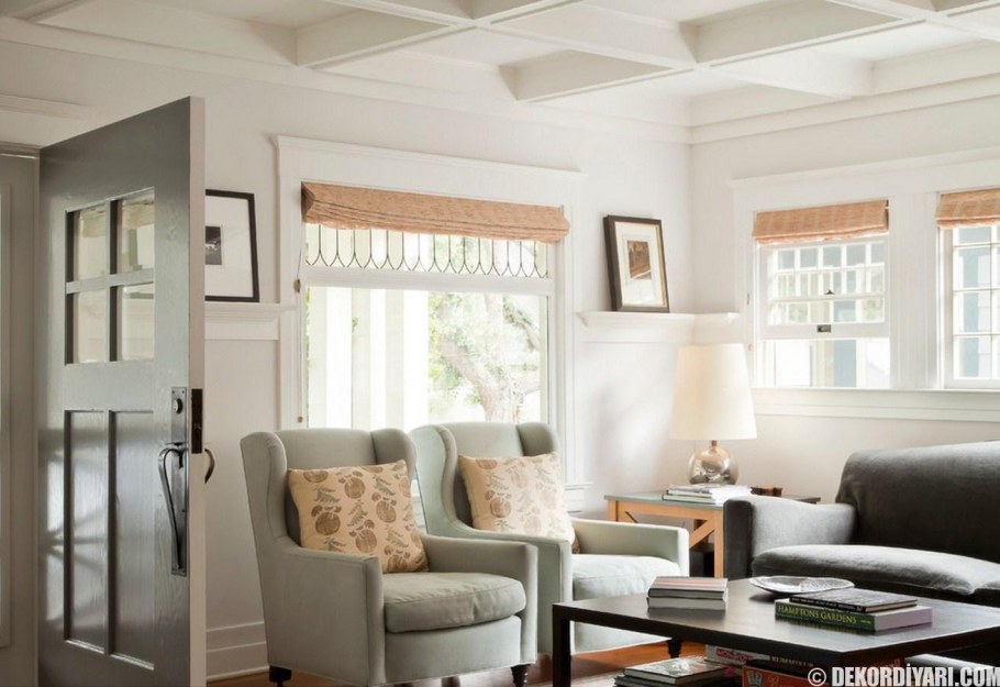 Гостиная проходная с двумя дверьми интерьер