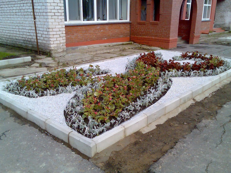 Клумба для цветов из бетонных бордюров