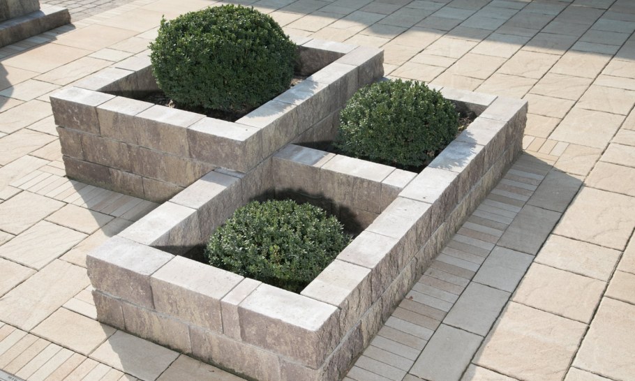 Клумба из бетонных блоков