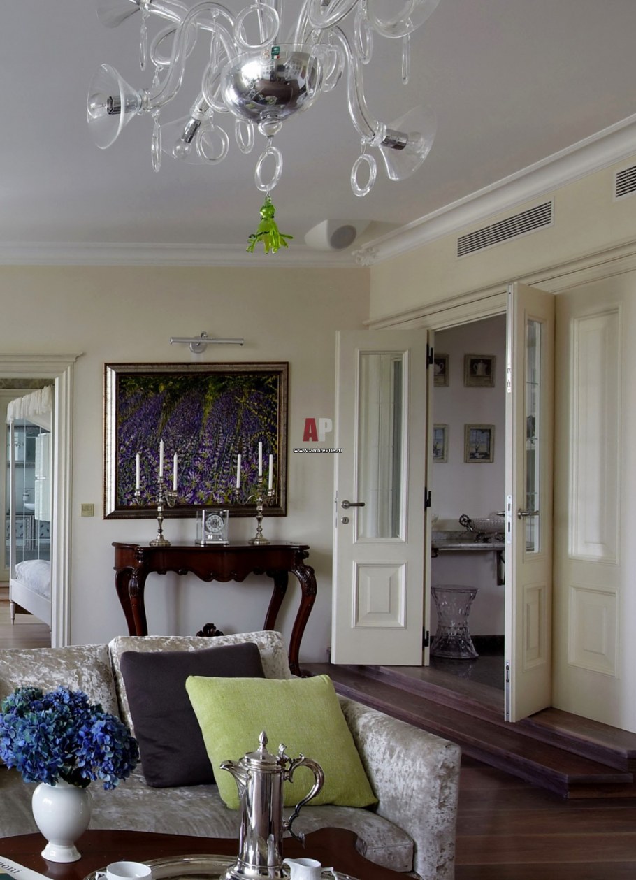 Линкруста в интерьере гостиной в стиле Неоклассика