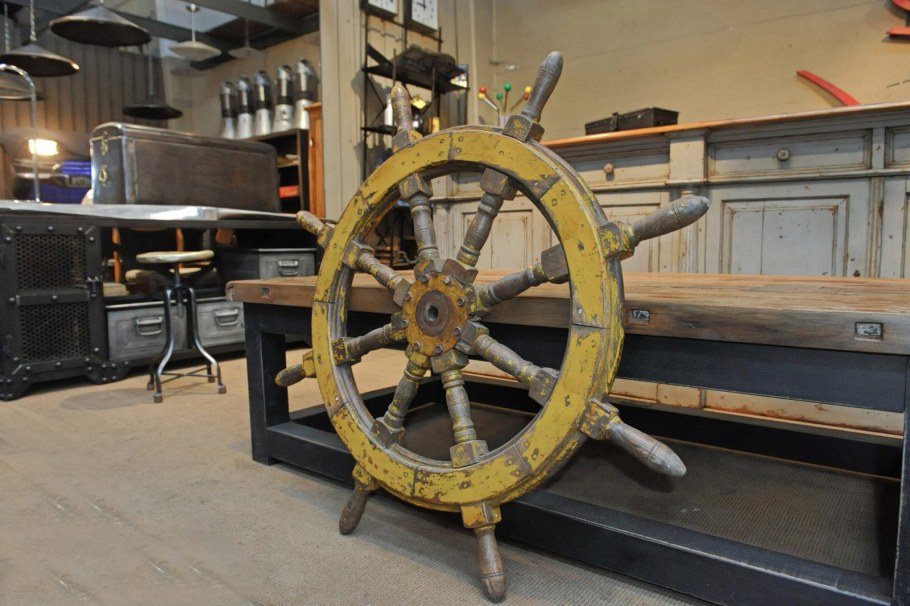 Журнальный столик в морском стиле