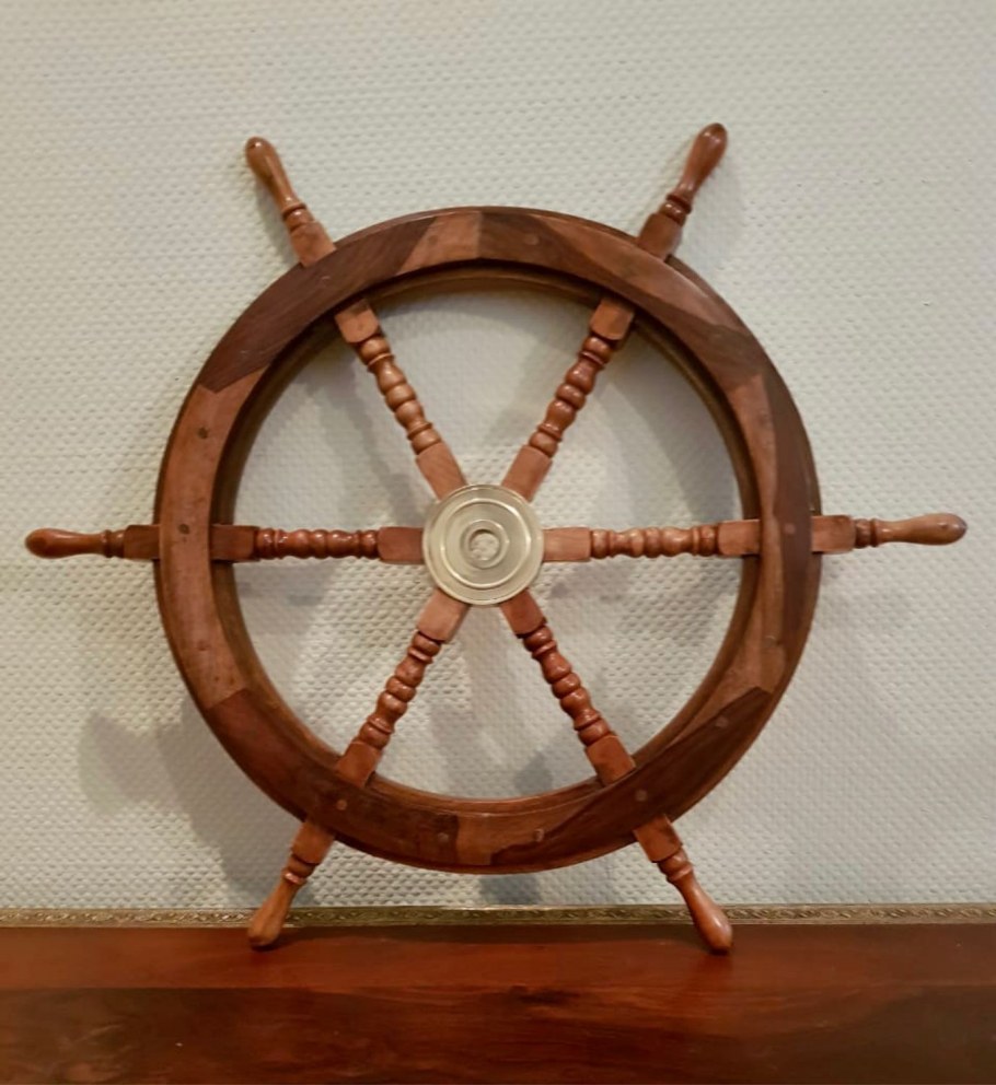 Человек за штурвалом корабля