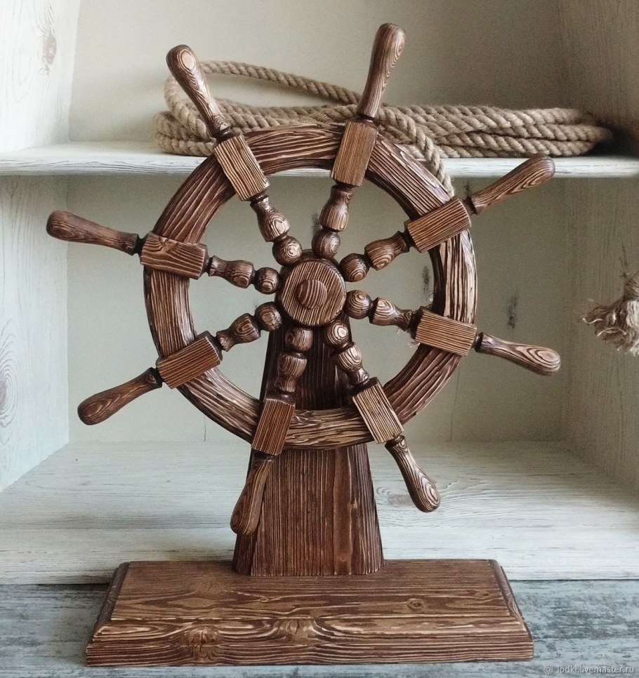 Интерьер в морском стиле со штурвалом