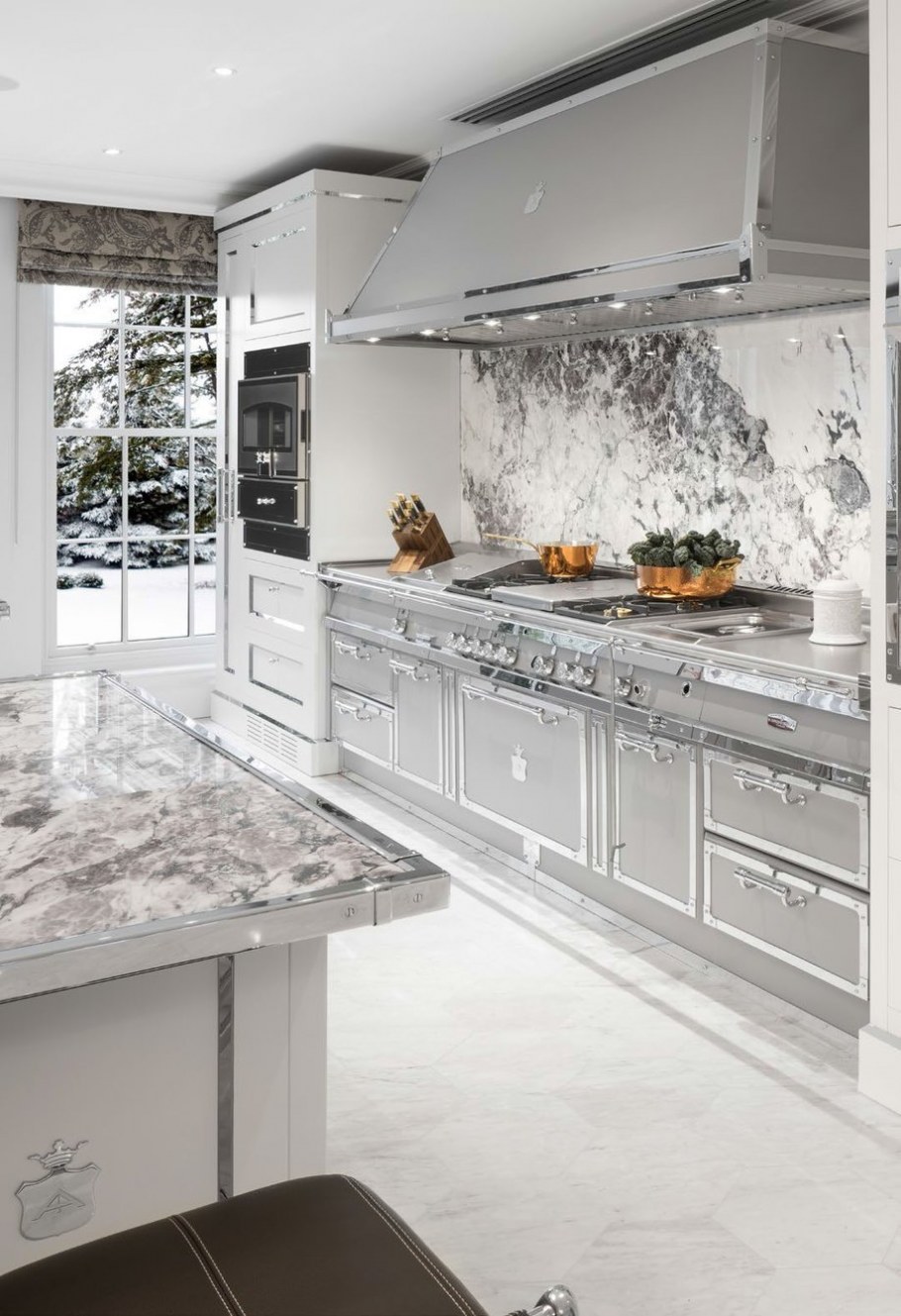 Серая кухня с мраморной столешницей