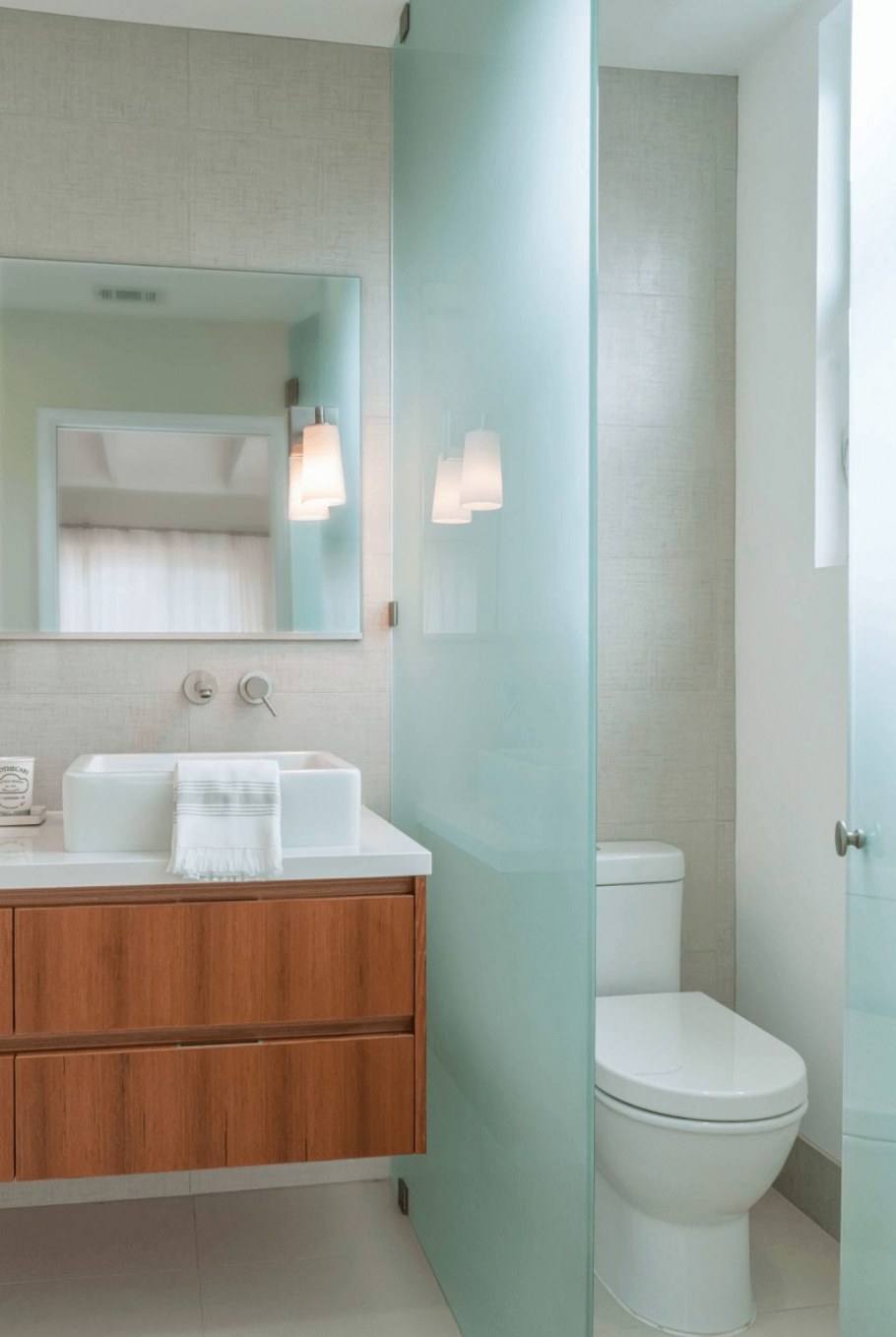 Перегородка между туалетом и раковиной