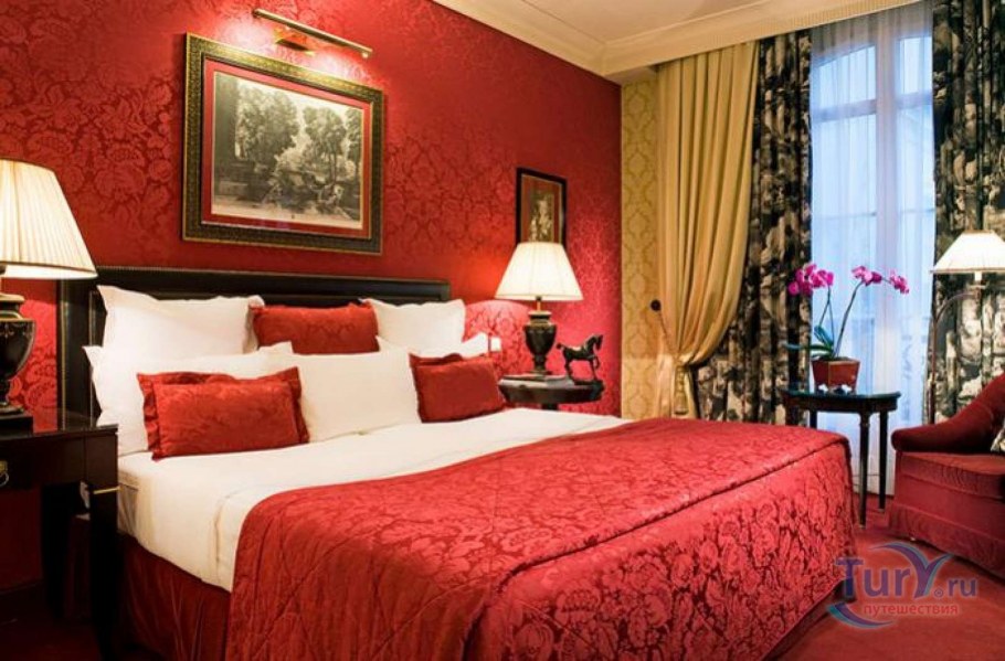 Бордовые шторы в интерьере спальни