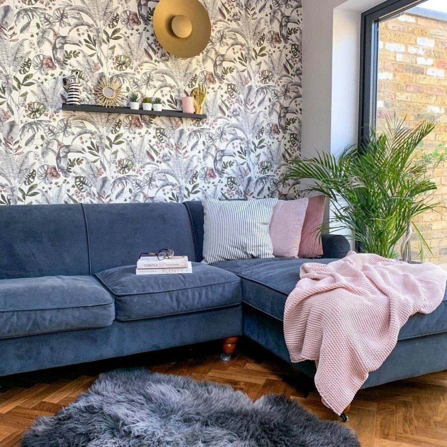 Синий диван в интерьере