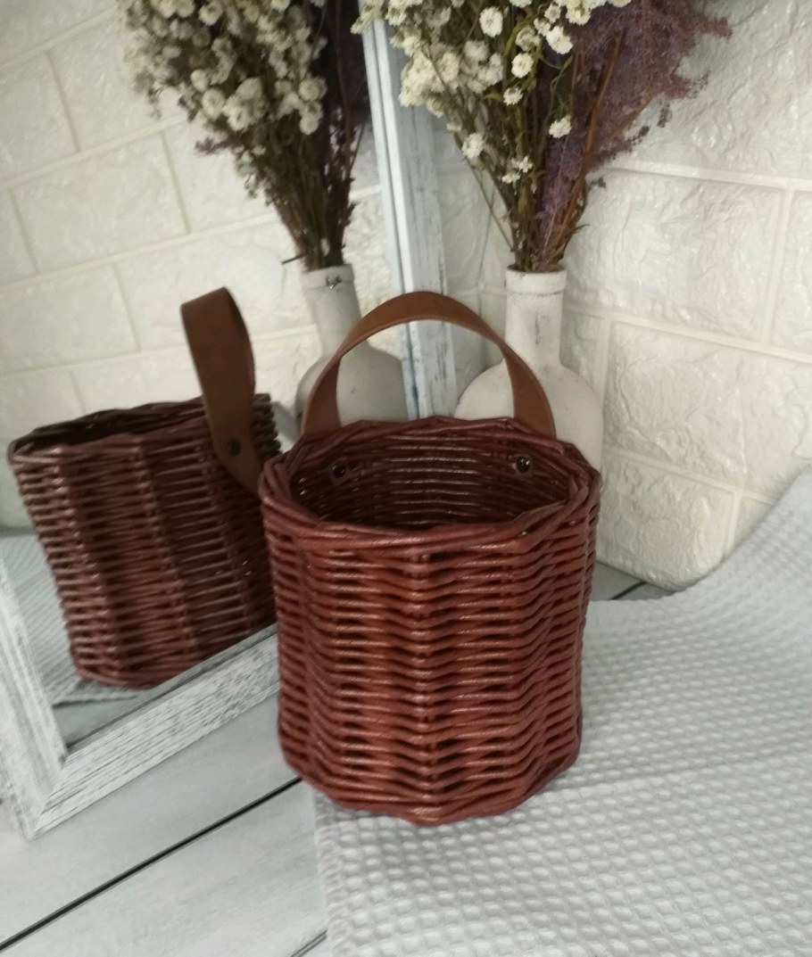 Подвесная корзина из джута в интерьере