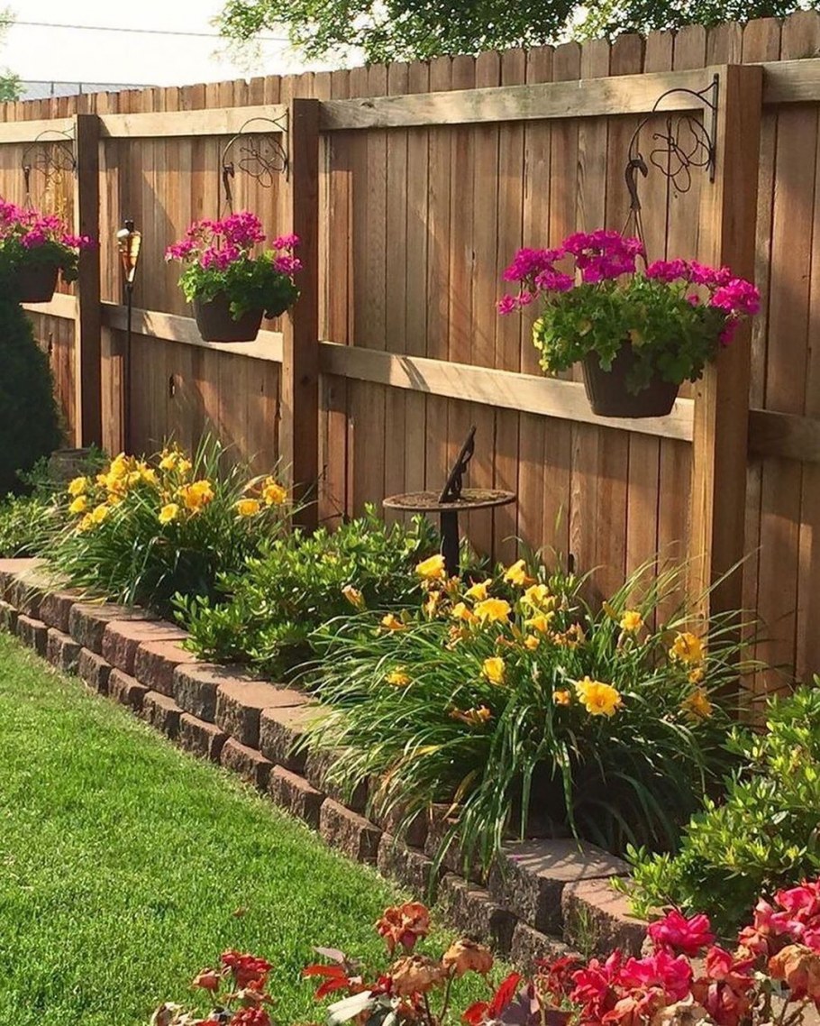 Грядки вдоль забора