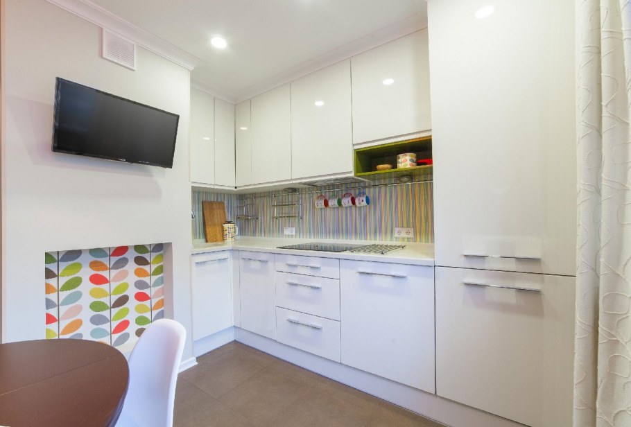 Черно белая глянцевая кухня