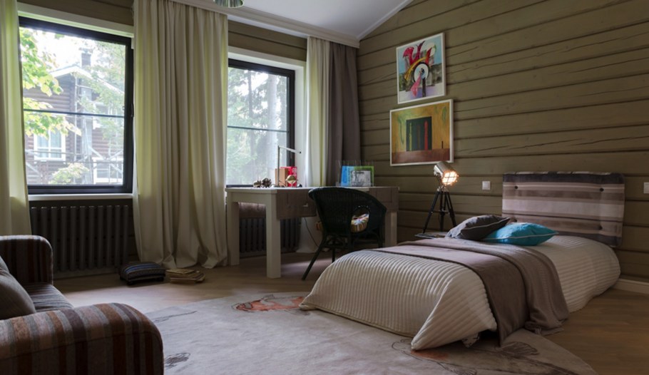 Спальня в оливковых тонах в деревянном доме