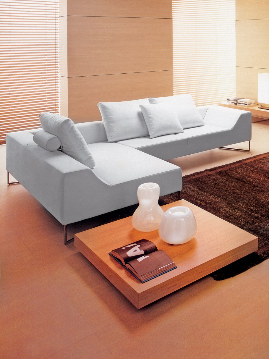 Современный диван в гостиную на ножках