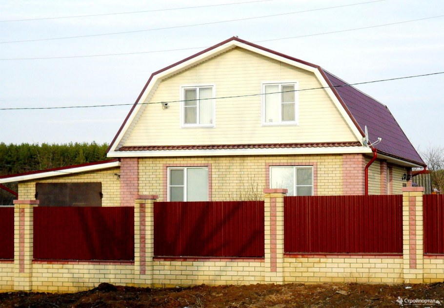 Дом с ломаной мансардной крышей